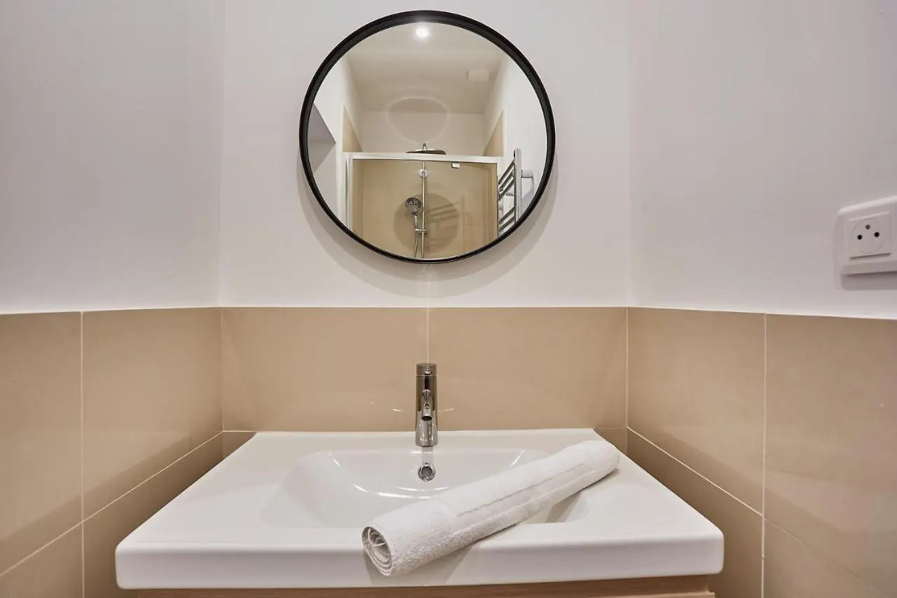 Apartment Center Of Paris By Studio Prestige